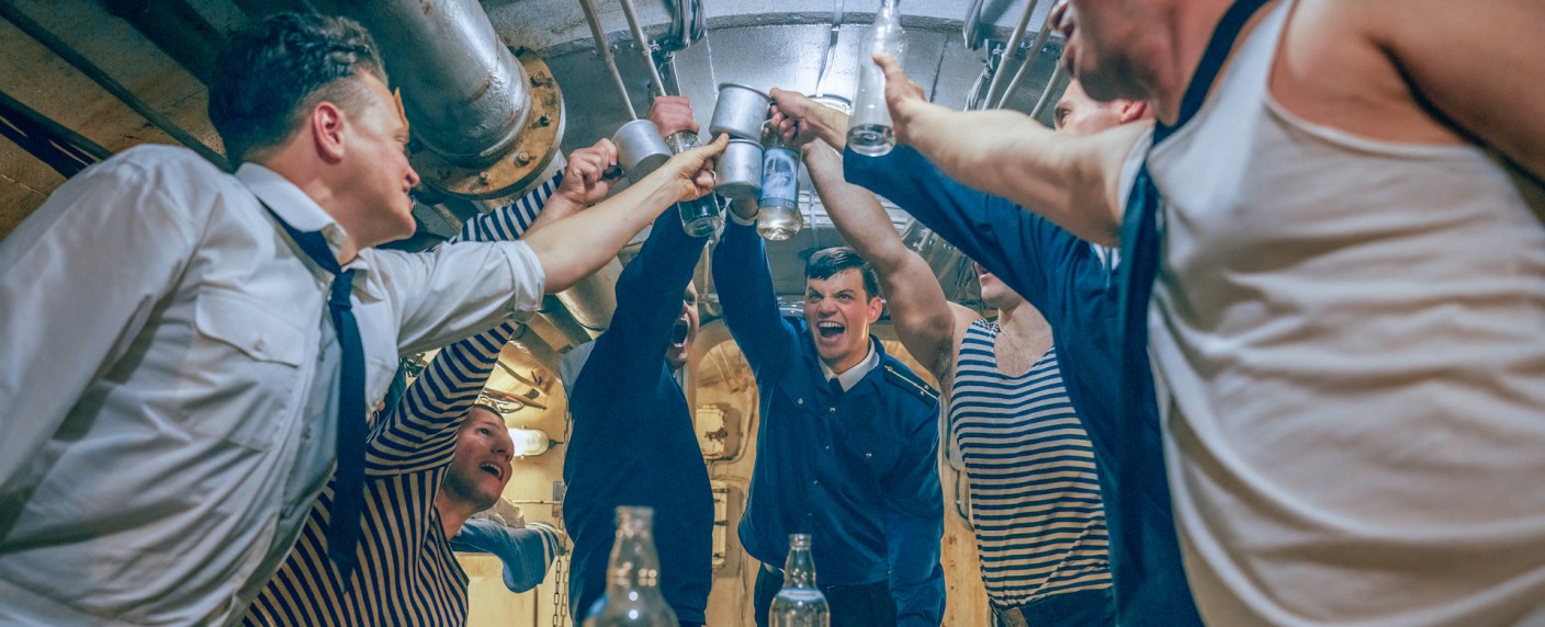 „Whiskey on the Rocks“ belebt Kalten Krieg als grandiose Satire auf Disney+ – Review – Ronald Reagan und sowjetisches U-Boot überraschen in Miniserie mit Wumms – Bild: SVT /​ Disney+