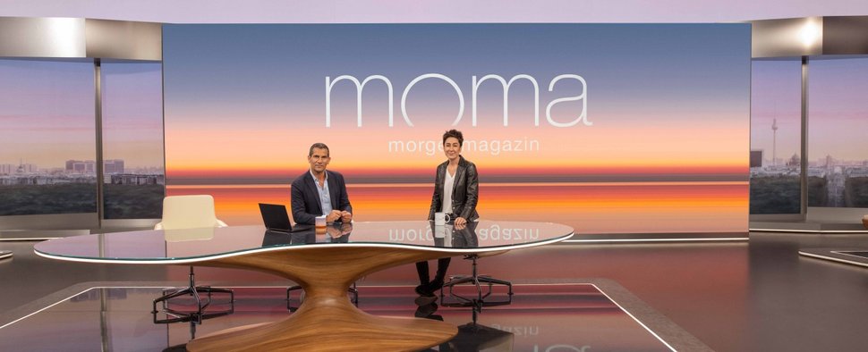 Mitri Sirin und Dunja Hayali im neuen „ZDF-Morgenmagazin“-Studio – Bild: ZDF/Benno Kraehahn