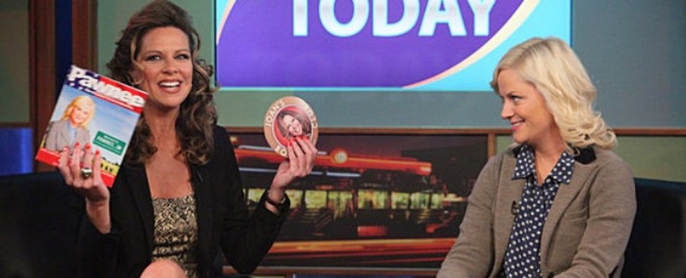 Mo Collins (l.) und Amy Poehler (r.) in einer Folge von „Parks and Recreation“ – Bild: NBC