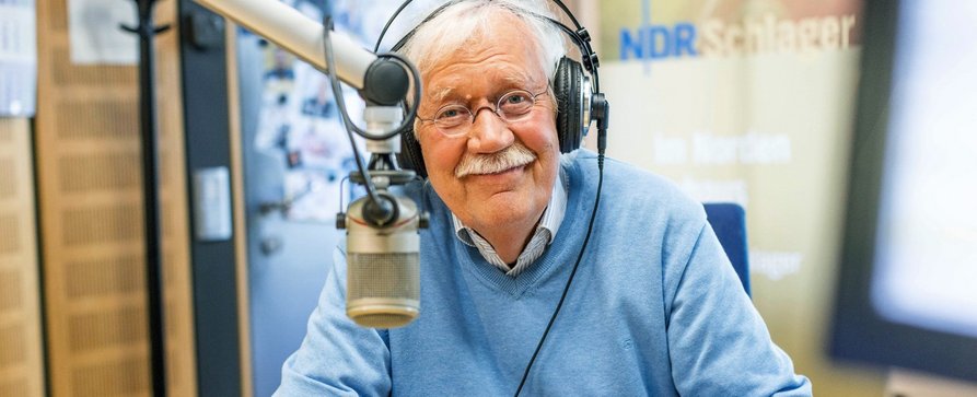 „NDR-Urgestein“: Carlo von Tiedemann verstorben – Mehr als 50 Jahre lang Moderator in Funk und Fernsehen – Bild: NDR/​Andrea Seifert