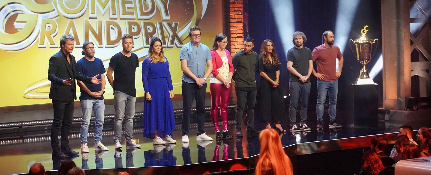 Helene Bockhorst und Joël von Mutzenbecher im Rennen um den „RTL Comedy Grand Prix 2018“ – „Ultimative Chart Show“ kürt die besten Songs der 90er – Bild: MG RTL D /​ Frank Dicks