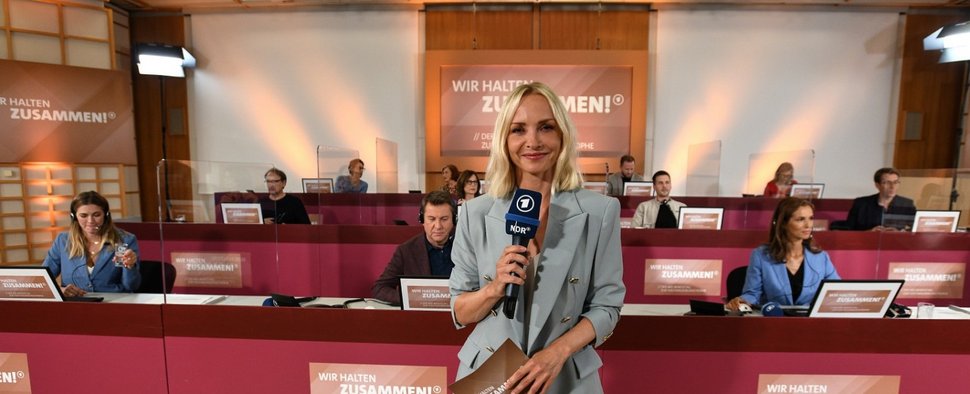 Moderatorin Janin Ullmann im Callcenter in Hamburg im Rahmen von „Wir halten zusammen!“ – Bild: WDR/Uwe Ernst
