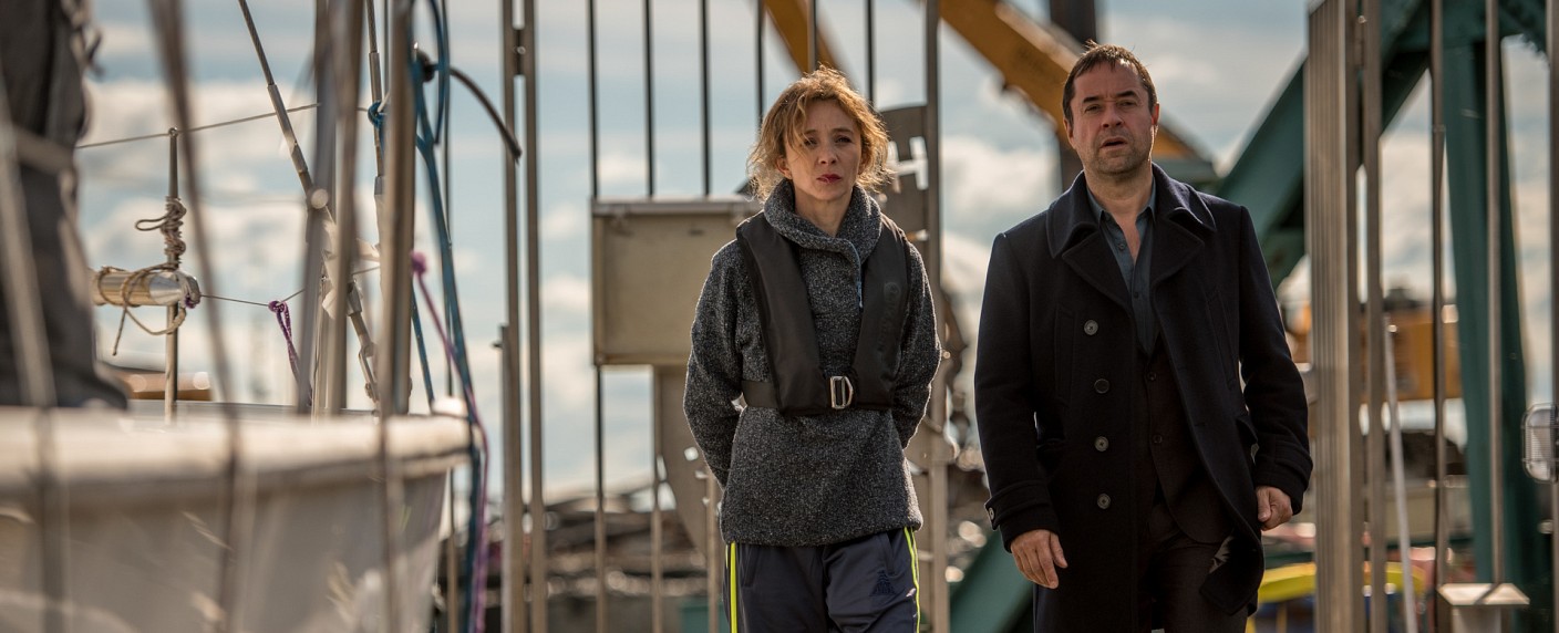 Quoten: Liefers-Krimi „Mörderische Stille“ siegt locker über Karneval – „TBBT“ bei den Jungen wieder Spitze, Steigerung für VOX-Generationen-Doku – Bild: ZDF/​Gordon Timpen