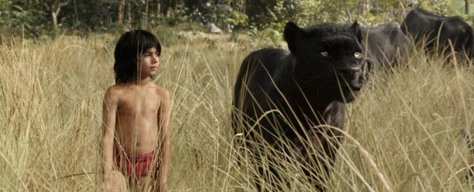Mogli (Neel Sethi) und Panther Baghira in „The Jungle Book“ – Bild: © Disney Enterprises, Inc. All Rights Reserved.
