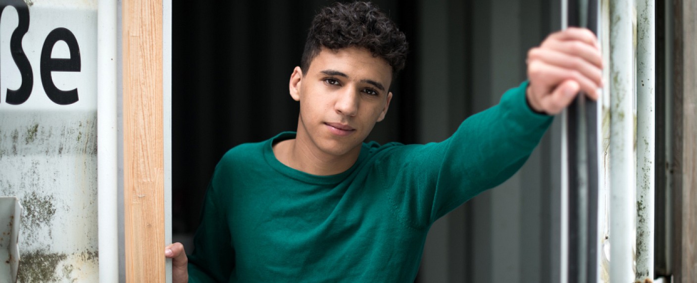 „Lindenstraße“: Neue Hauptrolle thematisiert Flüchtlingsproblematik – Mohamed Issa verstärkt das Ensemble – Bild: WDR/​Steven Mahner