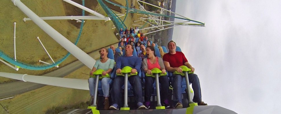 Auf die Fahrgäste wartet bei der Giga Coaster „Fury 325“ eine spektakuläre Fahrt – „Monster Rides USA“ – Bild: ProSieben MAXX