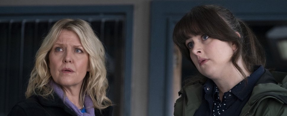 „Mord auf Shetland“ mit DI Ruth Calder (Ashley Jensen, l.) und DI Tosh (Alison O’Donnell, r.) – Bild: BBC