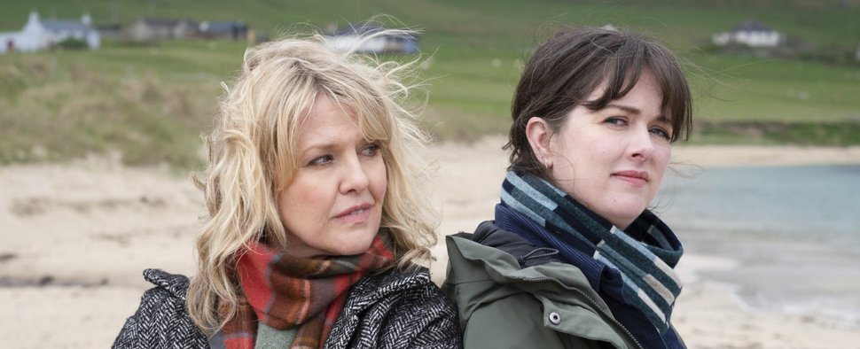 „Mord auf Shetland“ mit DI Ruth Calder (Ashley Jensen, l.) und ‚Tosh‘ (Alison O’Donnell, r.) – Bild: BBC/ITV Studios/Silverprint Films