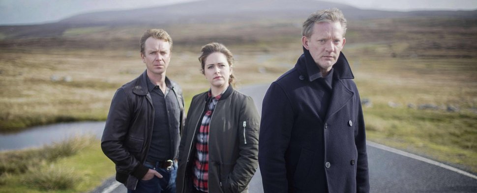 „Mord auf Shetland“ mit Douglas Henshall (r.), Alison O’Donnell und Steven Robertson (l.) – Bild: itv Studios/BBC One