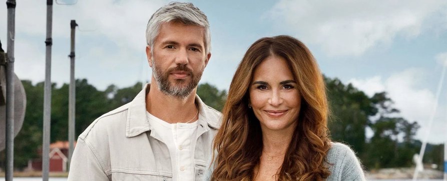 „Mord im Mittsommer“: An diesem Tag starten die neuen Folgen des Schwedenkrimis – Alexandra Rapaport und Nicolai Cleve Broch melden sich im ZDF zurück – Bild: Johan Paulin/​TV4