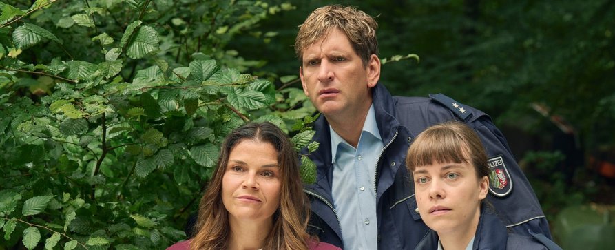 „Mord mit Aussicht“: Das passiert in der nächsten Staffel – Drehstart zu 13 neuen Folgen der ARD-Krimi-Comedyserie – Bild: ARD/​Frank Dicks