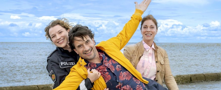 „Mord oder Watt?“: Neue Folge der ARD-Krimireihe mit Oliver Mommsen in Sicht – Mit Antonia Bill und Ulrike Tscharre in weiteren Hauptrollen – Bild: ARD Degeto/​Boris Laewen
