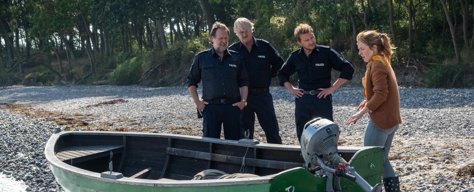 „Morden auf Öd“: (v. l.) Jürgen Benz (Steffen Münster), Rolf Benz (Detlev Buck), Klaus Hansen (Max Hubacher) und Maja Stein (Paula Kalenberg) – Bild: RTL/Manju Sawhney