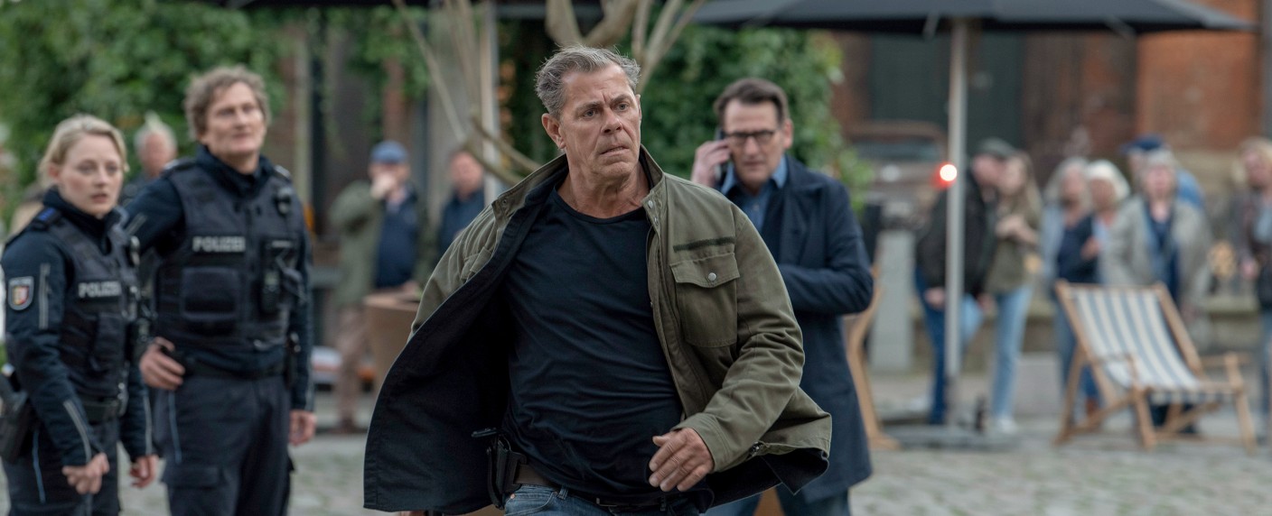 Quoten: „Morden im Norden“ meldet sich stark zurück, Darts-WM bei Jüngeren herausragend – Aufschwung für „Wer wird Millionär?“, „Stars in der Manege“ schlägt sich wacker – Bild: ARD/​NDR/​ARD Degeto/​Thorsten Jander