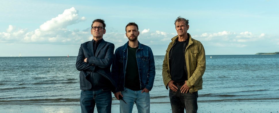„Morden im Norden – Weil du böse bist“: (v. l.) Lars Englen (Ingo Naujoks), Gregor Michalski (Jonas Minthe) und Finn Kiesewetter (Sven Martinek) – Bild: NDR/Thorsten Jander