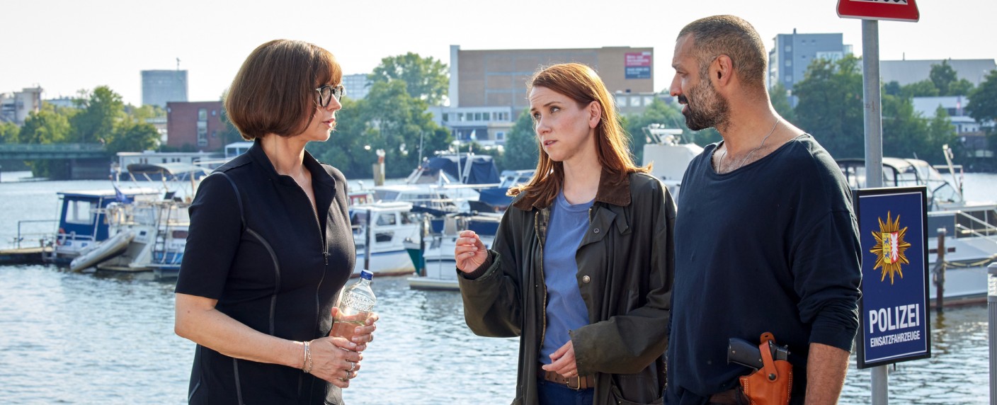 Veronica Ferres stößt zu den „Mordsschwestern“: Starttermin der dritten Staffel verkündet – Neue Folgen des ZDF-Freitagskrimis mit Lena Dörrie und Caroline Hanke – Bild: ZDF/​Sandra Hoever