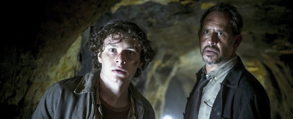 Moritz Bleibtreu (r.) mit Till Raskopf in der düsteren Mystery-Thrillerserie „Ritus“ – Bild: ARD Degeto/Hessischer Rundfunk/MadeFor Film/Stanislav Honzík