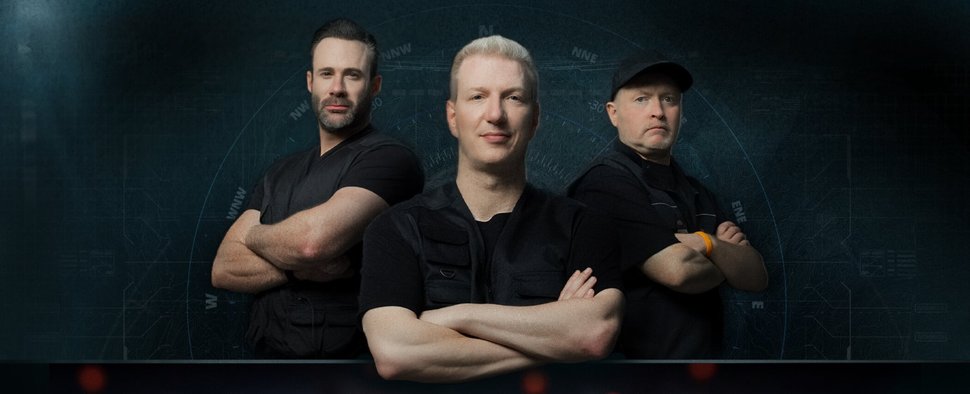 „Most Wanted – Wer entkommt?“ mit den Huntern Otto Bulletproof, Max Schradin und Joey Kelly (v. l.) – Bild: Joyn/Christoph Köstlin