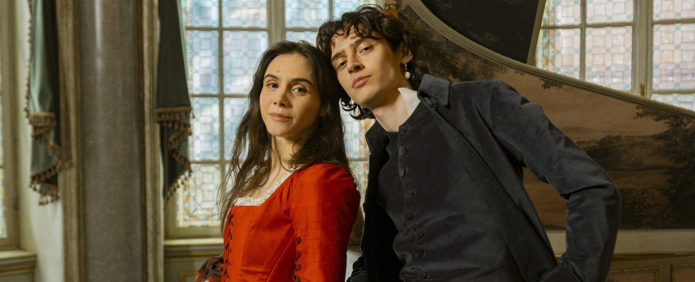 „Mozart/​Mozart“: Aufwendiges ARD-Historiendrama über Mozarts Schwester kommt vor Weihnachten – Havana Joy und Eren M. Güvercin spielen Geschwisterpaar – Bild: WDR/​Story House Pictures GmbH/​Armands Virbulis