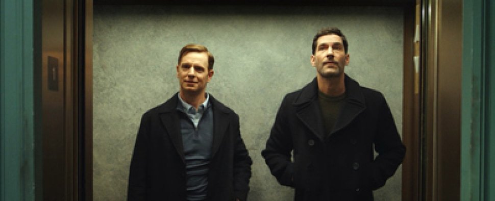 Müssen sich erst zusammenraufen: Korinthenkacker Bill Goodman (Nick Gehlfuss, l.) vom FBI und CIA-Haudegen Colin Glass (Tom Ellis). – Bild: CBS