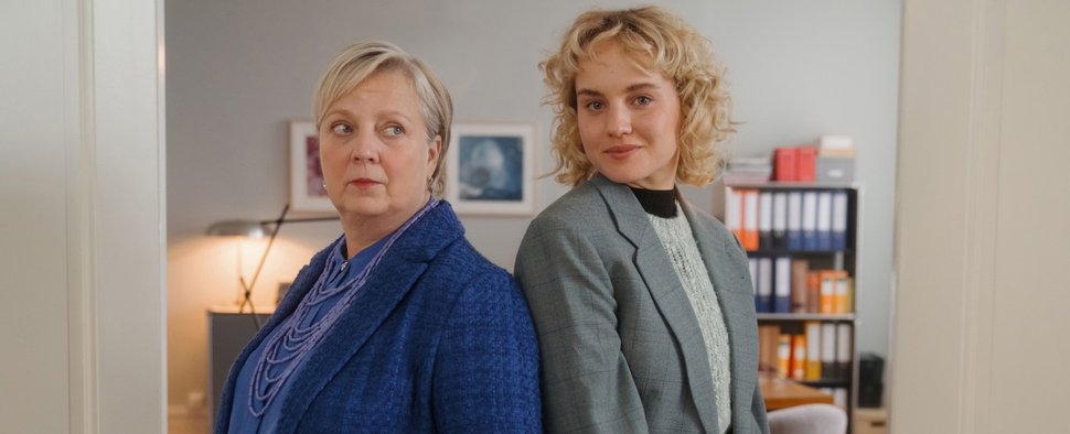 Müssen sich zusammenraufen: Dr. Talia Jahnka (Gabriela Maria Schmeide, l.) und Liebling-Enkelin Lisa (Luise von Finckh) in „Kanzlei Liebling Kreuzberg“ – Bild: ARD Degeto/Odeon Fiction GmbH/Stefan Erhard