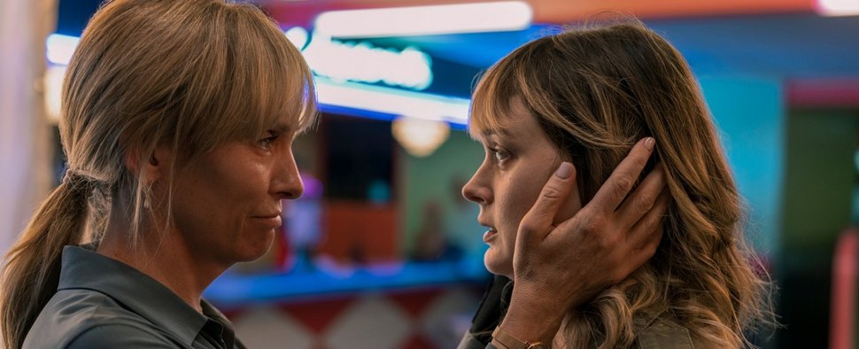 Mutter und Tochter in „Ein Teil von ihr“: Toni Collette (l.) als Laura Oliver mit Bella Heathcote als Andy – Bild: Mark Rogers/Netflix