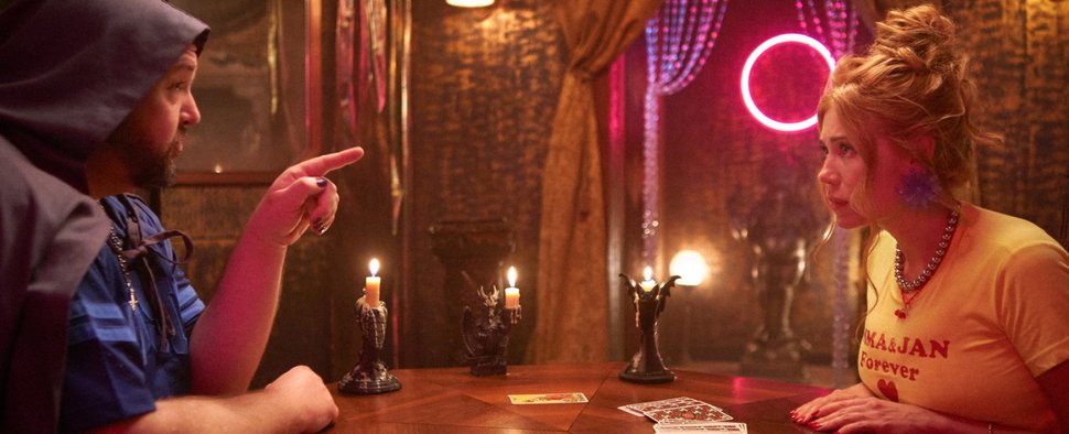 Ivy (Palina Rojinski) und ihr Orakel (Daniel Zillmann) – Bild: ZDF/Anne Bolick