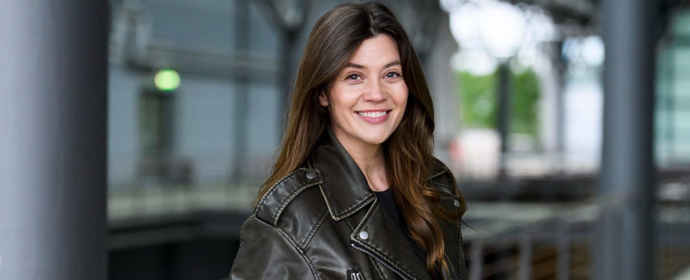 „Alles was zählt“: Ex-„Bachelorette“ übernimmt Gastrolle – Nadine Klein spielt Psychiaterin in RTL-Soap – Bild: RTL/​Julia Feldhagen