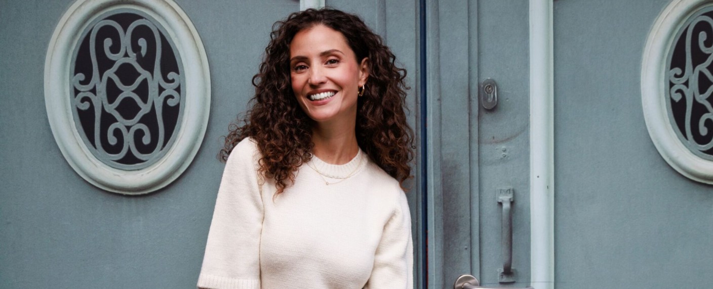 „Unter uns“: Ex-„GZSZ“-Star zieht in die Schillerallee – Nadine Menz steigt bei RTL-Soap ein – Bild: RTL/​Sebastian Meyer