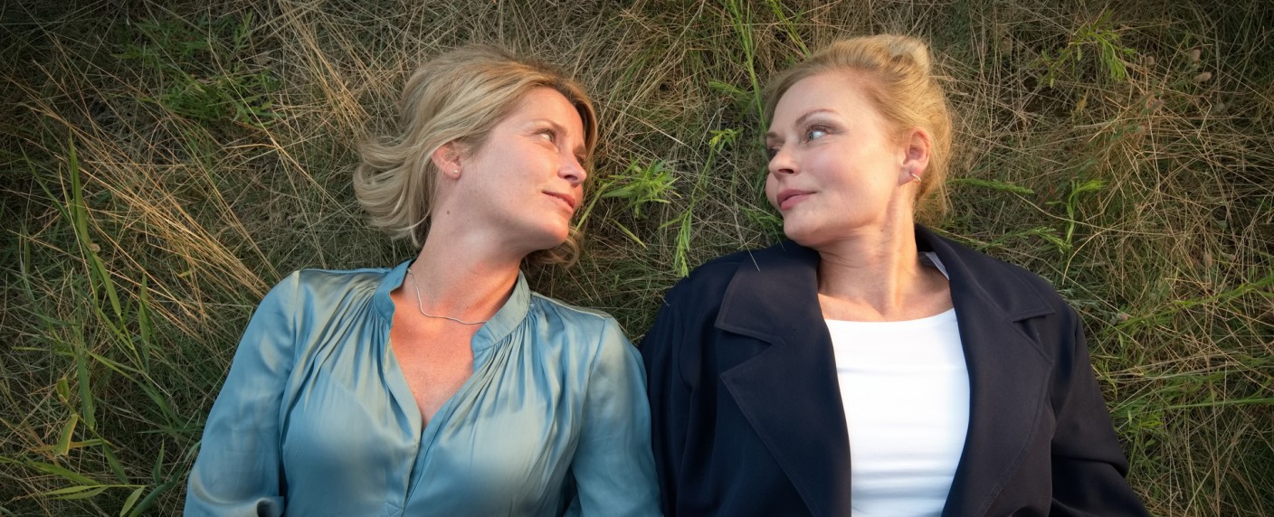 „Nächste Ausfahrt Glück“: Dann starten die neuen Folgen der ZDF-Herzkino-Reihe – Nach Trennung muss Katharina (Valerie Niehaus) nach vorne schauen – Bild: ZDF/​Christiane Pausch