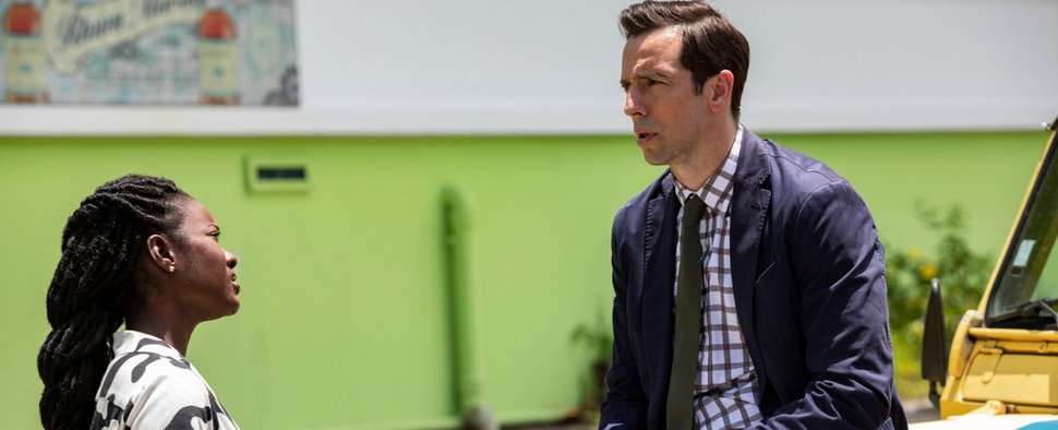 Naomi Thomas (Shantol Jackson) und Neville Parker (Ralf Little) beraten sich – Bild: ZDF/Denis Guyenon