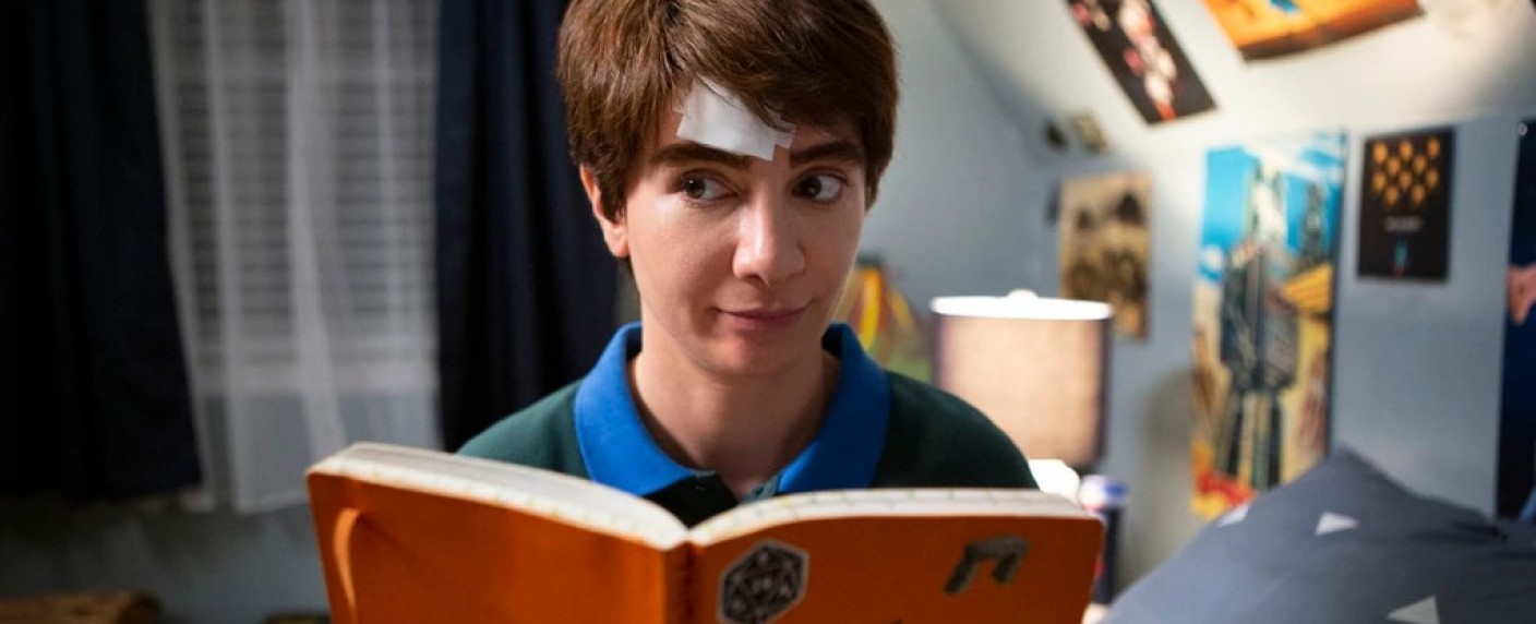 „Chad“: Fortsetzung der Comedy von Nasim Pedrad („New Girl“) wird endlich ausgestrahlt – Comedienne kehrt als peinicher, männlicher Teenager zurück – Bild: TBS