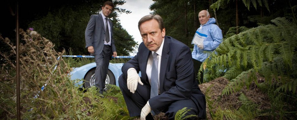 Neil Dudgeon (m.) ist der neue „Inspector Barnaby“ – Bild: ZDF / Mark Bourdillon
