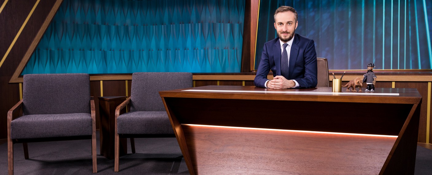 „Neo Magazin – History“: ZDFneo blickt auf „die Fakten zum dunkelsten Kapitel der deutschen Fernsehgeschichte“ – Neue Specials zu Böhmermanns abgeschlossener Satireshow – Bild: ZDF/​Ben Knabe