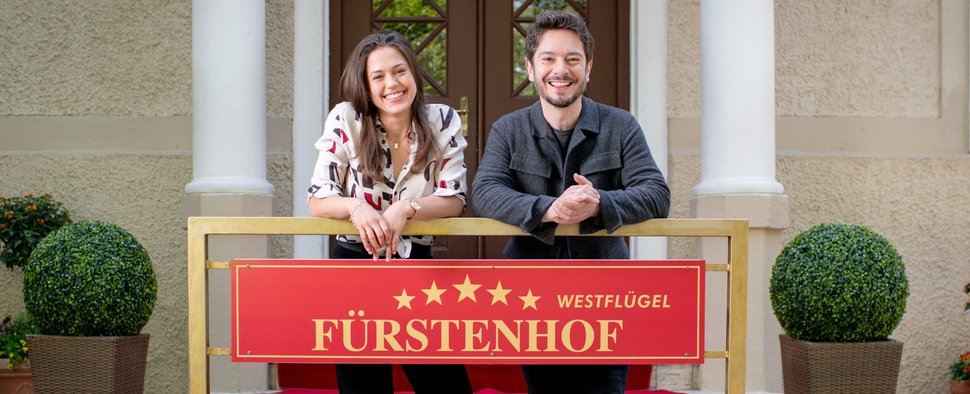 Neu am Fürstenhof: Katharina Scheuba als Maxi Neubach (l.) und Michael Baral als Luis Sommer (r.) – Bild: ARD/Christof Arnold