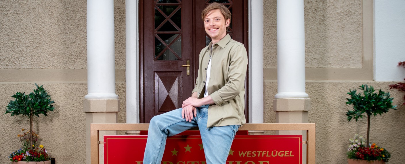„Sturm der Liebe“: Charmantes Schlitzohr neu am Fürstenhof – Lukas Leibe verstärkt den Hauptcast der ARD-Telenovela – Bild: ARD/​Christof Arnold