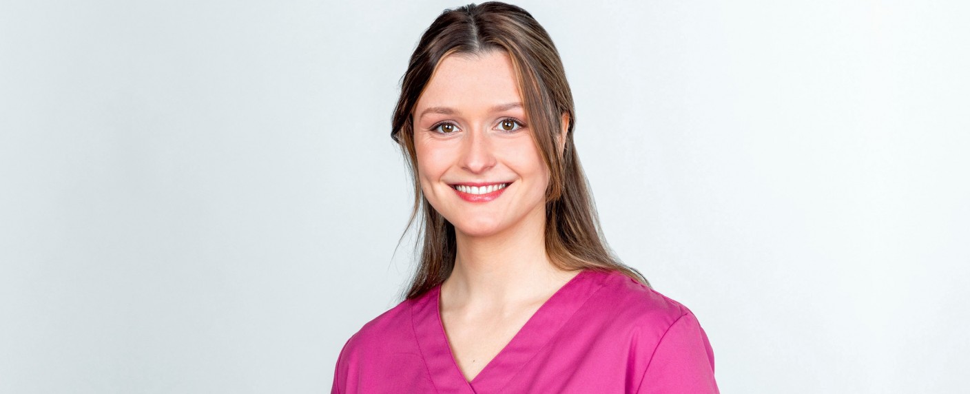 „In aller Freundschaft – Die jungen Ärzte“: Neuzugang Isabella Krieger im Interview – Assistenzärztin Viktoria Stadler hat heute ihre Premiere im Ersten – Bild: ARD/​Tom Schulze