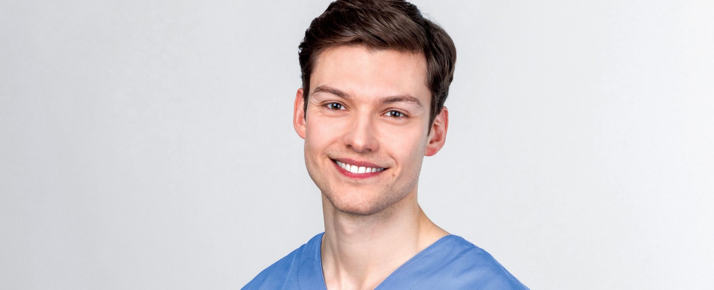 „In aller Freundschaft – Die jungen Ärzte“: Neuzugang Lion Wasczyk im Interview – Erster Auftritt von Assistenzarzt Florian Osterwald im Ersten – Bild: ARD/​Tom Schulze