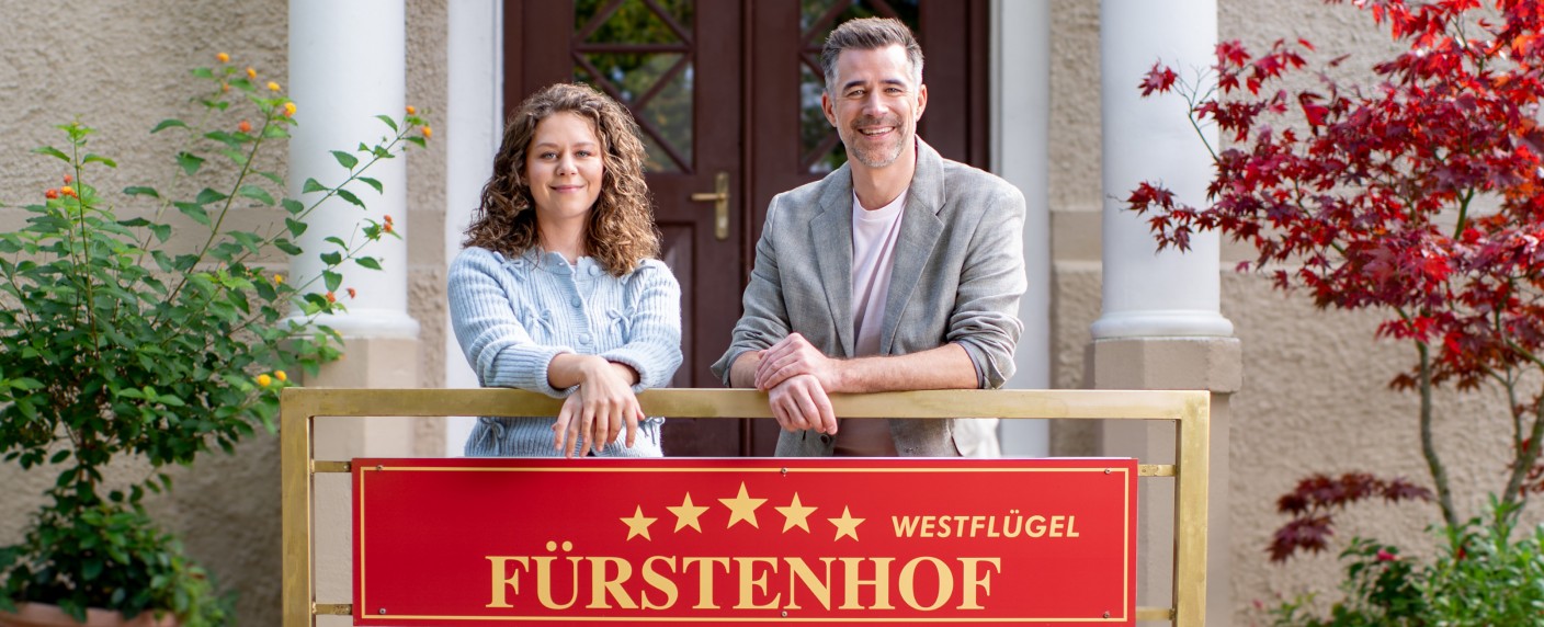 „Sturm der Liebe“: Dieser „Unter uns“-Star ist neu am Fürstenhof – Doppelte Verstärkung für die ARD-Telenovela – Bild: ARD/​Christof Arnold