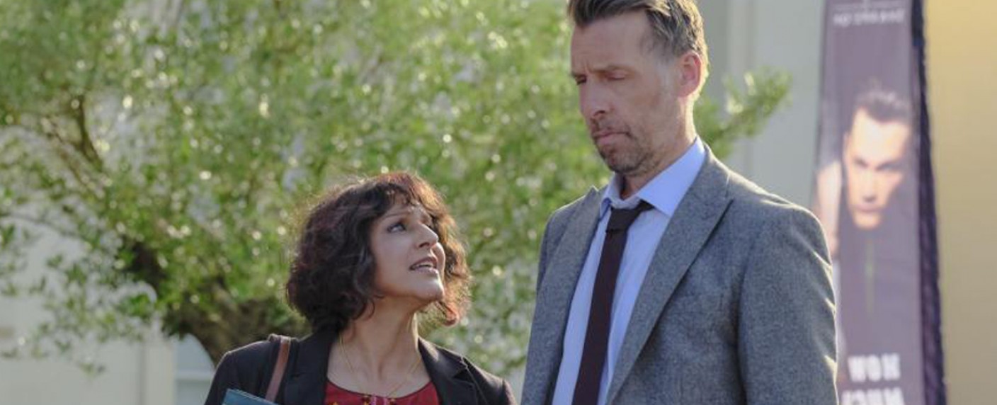 „Mrs Sidhu Investigates“: Trailer stellt neue britische Krimikomödie im Miss-Marple-Stil vor – Comedienne Meera Syal betätigt sich als Hobbydetektivin – Bild: Acorn TV