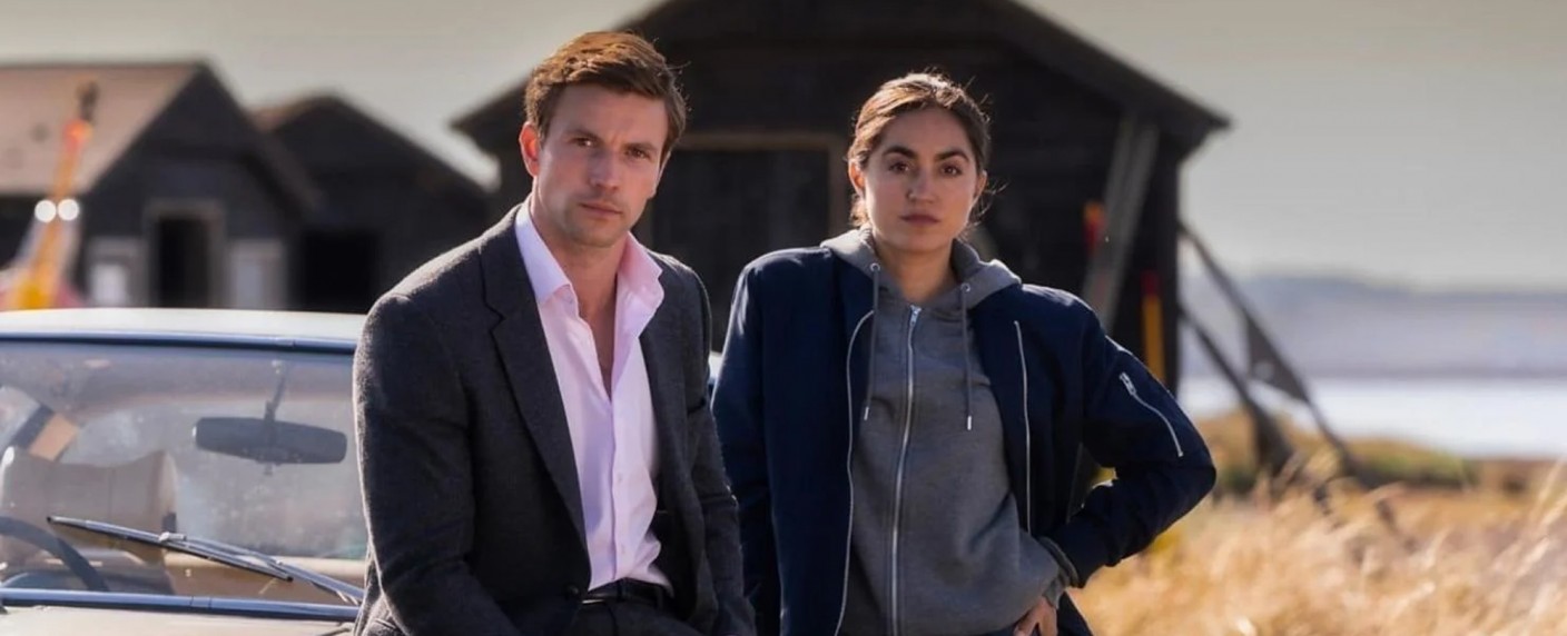 „Inspector Lynley“ ist zurück: Trailer mit Leo Suter („Vikings: Valhalla“) stellt neue britische Krimiserie vor – Sofia Barclay („Ted Lasso“) und Niamh Walsh („The English Game“) dabei – Bild: BBC/​BritBox