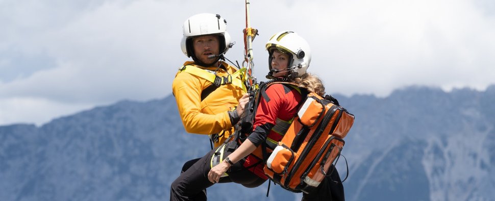 Neue Einsätze für die „Bergretter“ Markus (Sebastian Ströbel) und Katharina (Luise Bähr) – Bild: ZDF/Stephanie Kulbach