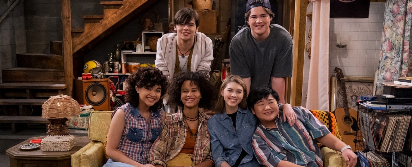 „Die wilden Neunziger!“ holen alte Zeiten mit Witz zurück – Review – Die Jugendlichen im Keller und ihre beliebten Vorgänger passen gut zu Netflix – Bild: Patrick Wymore/​Netflix