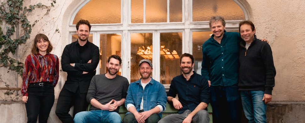 Das Team der „Neuen Geschichten vom Pumuckl“: (v. l.) Maia Bäckmann (Producerin), Manuel Schlegel, Korbinian Dufter (Produzent & Head Autor), Florian Brückner (Florian Eder), Hauke Bartel, Marcus H. Rosenmüller (Regie), Stefan Biebl (Kamera) – Bild: RTL/Luis Zeno Kuhn