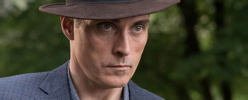 Neue Hauptrolle für Rufus Sewell (hier in „The Man in the Hight Castle“) – Bild: Prime Video