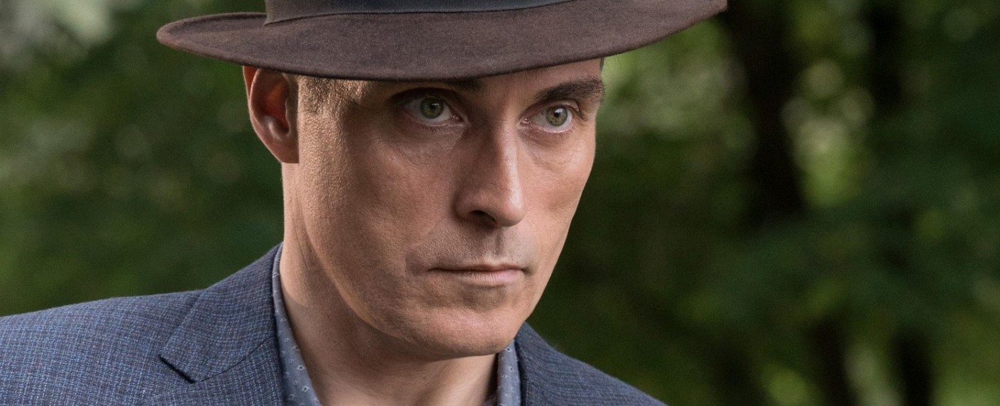 „Das fahle Pferd“: Rufus Sewell in nächster Agatha-Christie-Adaption – Potentielles Mordopfer auf der Spur einer Mordliste – Bild: Prime Video