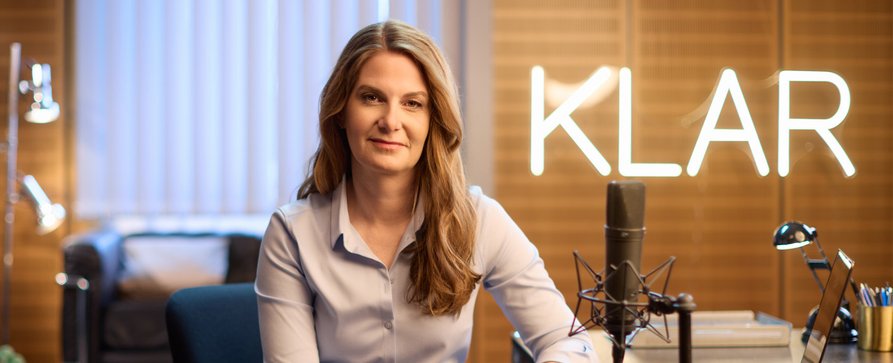 „Klar“: Kontroverse ARD-Reportagereihe wird mit neuen Folgen fortgesetzt – Neuzugang Tanit Koch wird künftig Moderatorin Julia Ruhs unterstützen – Bild: NDR/​Hendrik Lüders