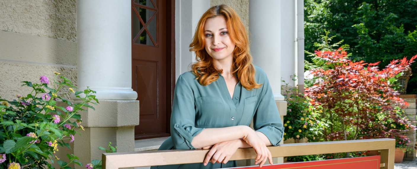 „Die Rosenheim-Cops“: Sophia Schiller („Sturm der Liebe“) wird zur neuen Kommissarin – Dreharbeiten zur 24. Staffel haben begonnen – Bild: ARD/​Christof Arnold