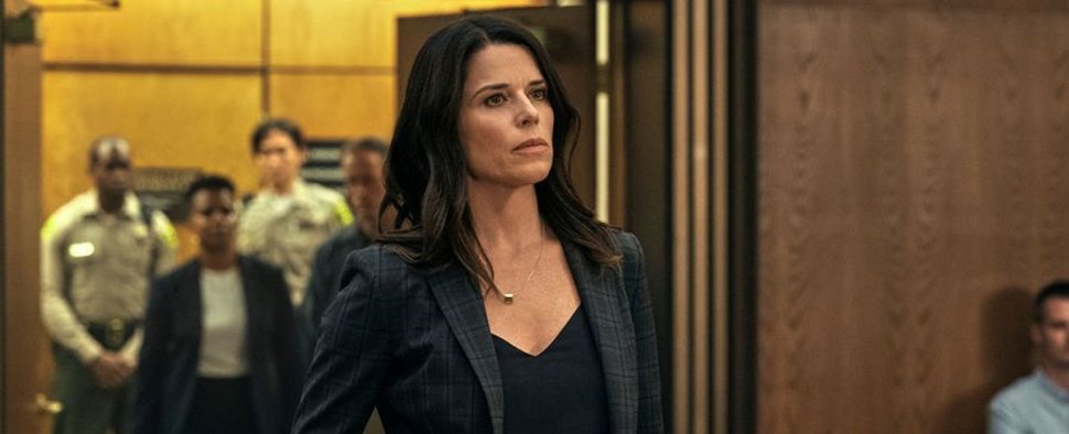 Neve Campbell in „The Lincoln Lawyer“ – Bild: Netflix