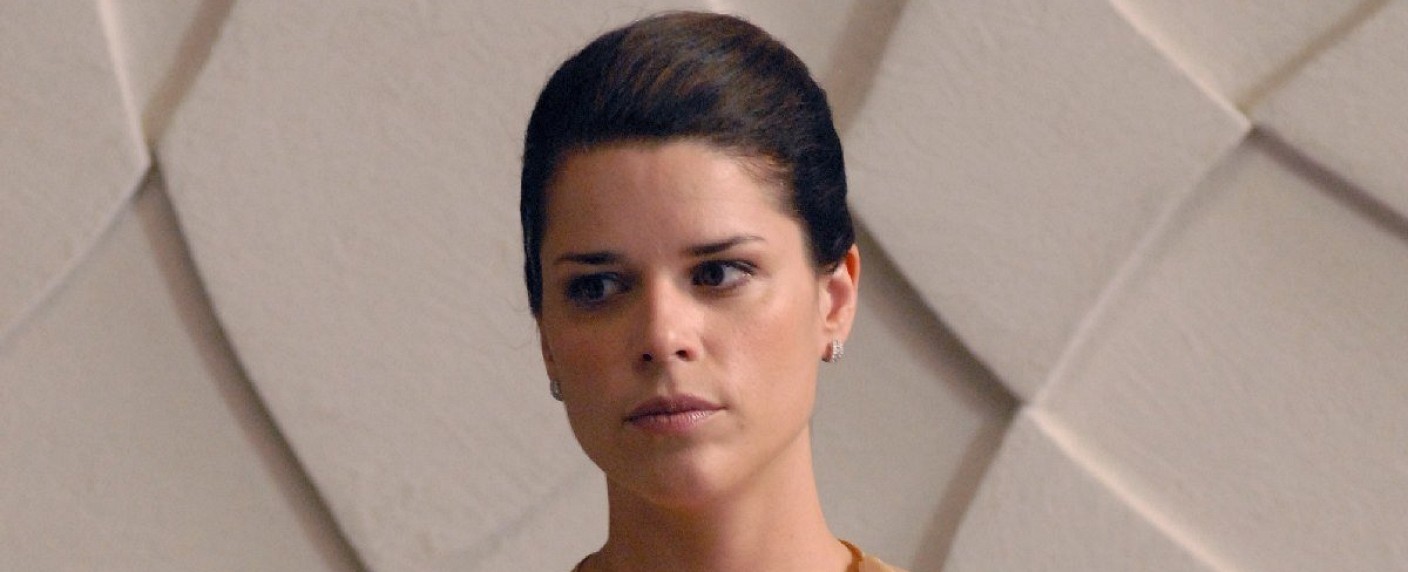 Neve Campbell mit Handlungsbogen in „Welcome to Sweden“ – „Scream“-Darstellerin wird in Staffel 2 Bankangestellte – Bild: NBC